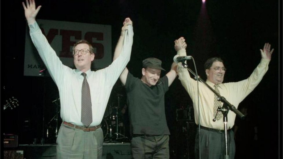 Лидер ольстерских юнионистов Дэвид Тримбл (слева), певец U2 Боно и лидер SDLP Джон Хьюм на сцене концерта YES в Waterfront Hall в Белфасте в 1998 году