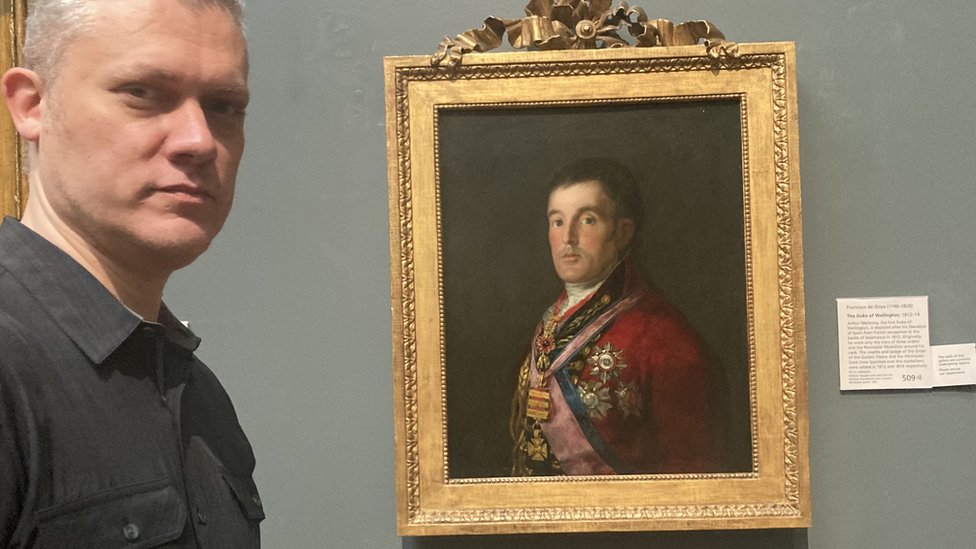 Christopher Bunton junto al cuadro de Goya del duque Wellington que su abuelo Kempton robó y se llevó a Newcastle