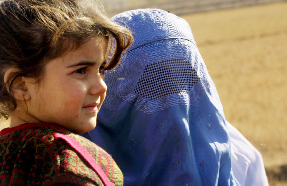 Афганская женщина с ребенком возле Кундуза в 2001 году