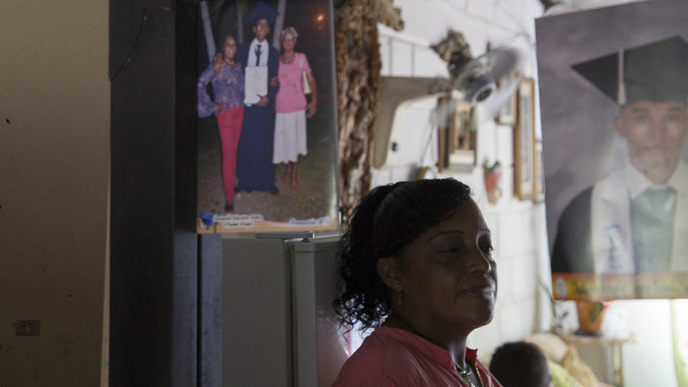 47-летняя Алнерис Ороско Каупо позирует перед зеркалом в своем доме в Городе женщин