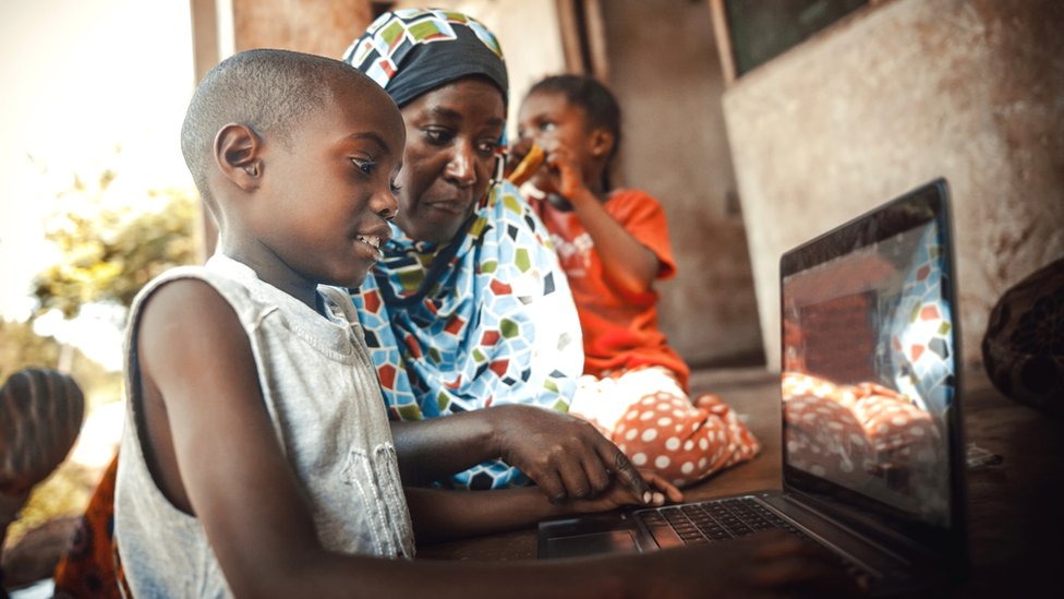 Ребенок за компьютером в Южной Африке