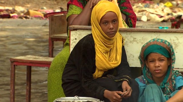 Yemen conflict: Scars of civil war in Aden - BBC News