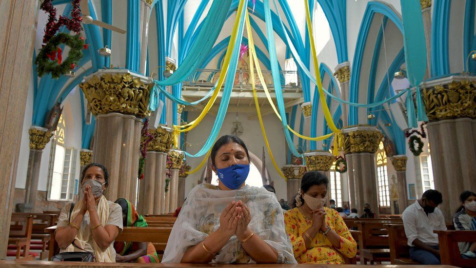 Mujeres rezando en una inglesia en India
