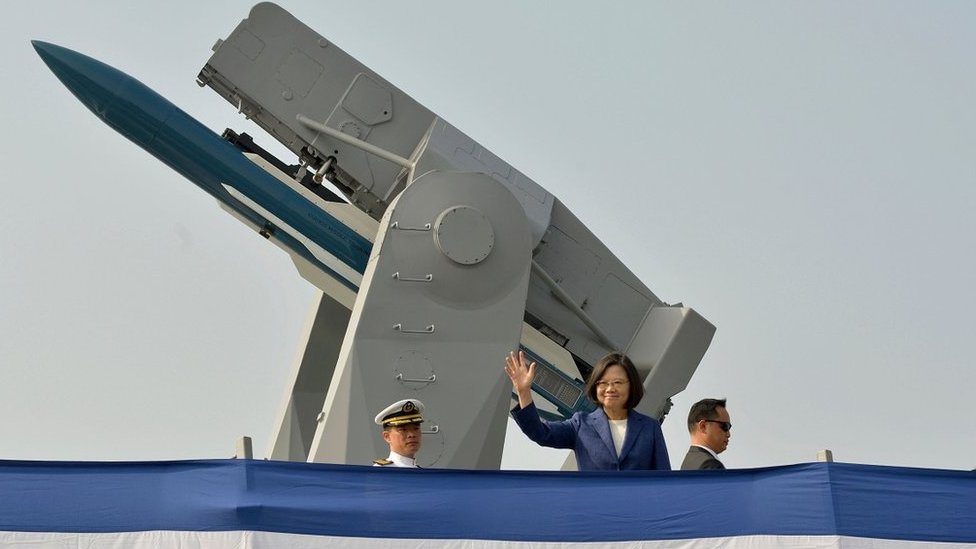 台灣總統蔡英文在台灣護衛艦甲板上（資料照片）