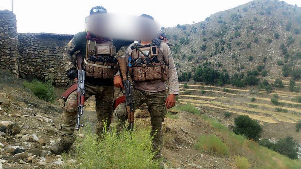 Baru bertugas di militer selama dua setengah tahun, Sajid (kanan) mengatakan ia telah kehilangan banyak kawan dalam konflik.