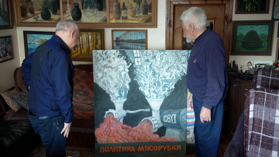 弗拉基米爾·奧夫欽尼科夫在展示他的藝術作品。