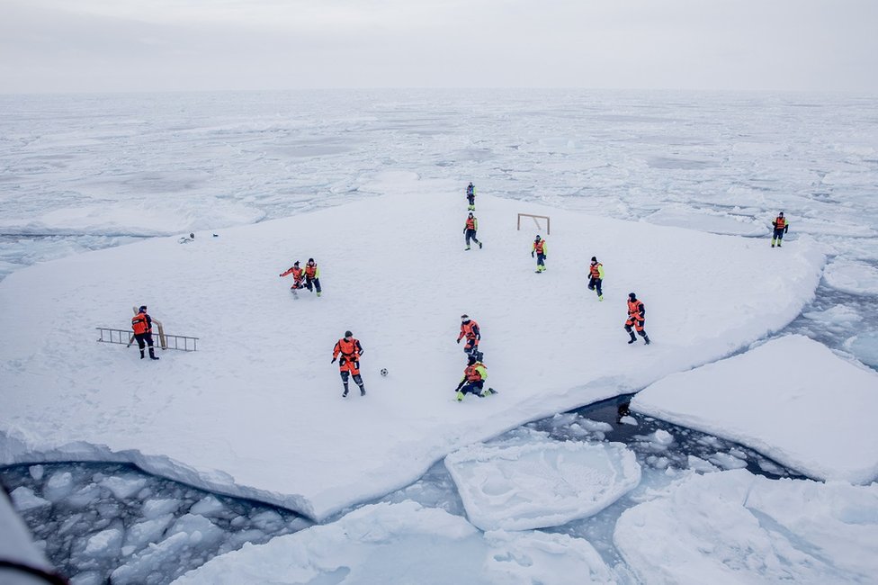 يلعب طاقم سفينة نرويجية كرة القدم على الجليد في البحر حول جرينلاند في مارس/اذار.