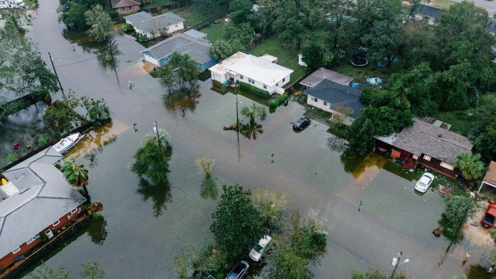 المنازل مغمورة بالمياه في بينساكولا، فلوريدا