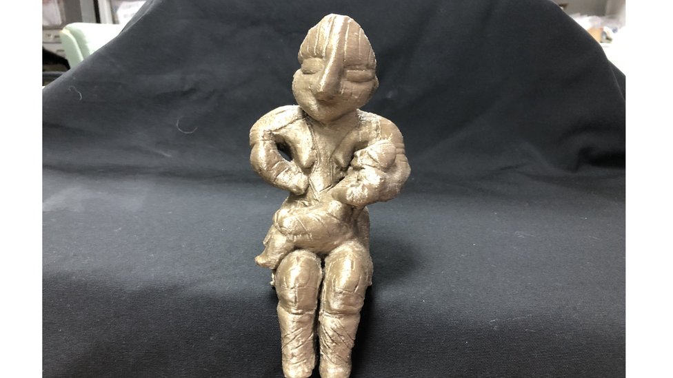 Replika praistorijske skulpture mame i bebe