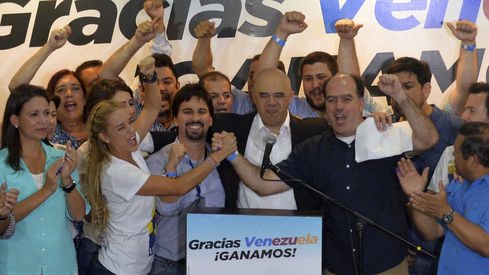Lejos queda el triunfo electoral de la oposición en las parlamentarias de 2015. Opositores celebran triunfo electoral en 2015.