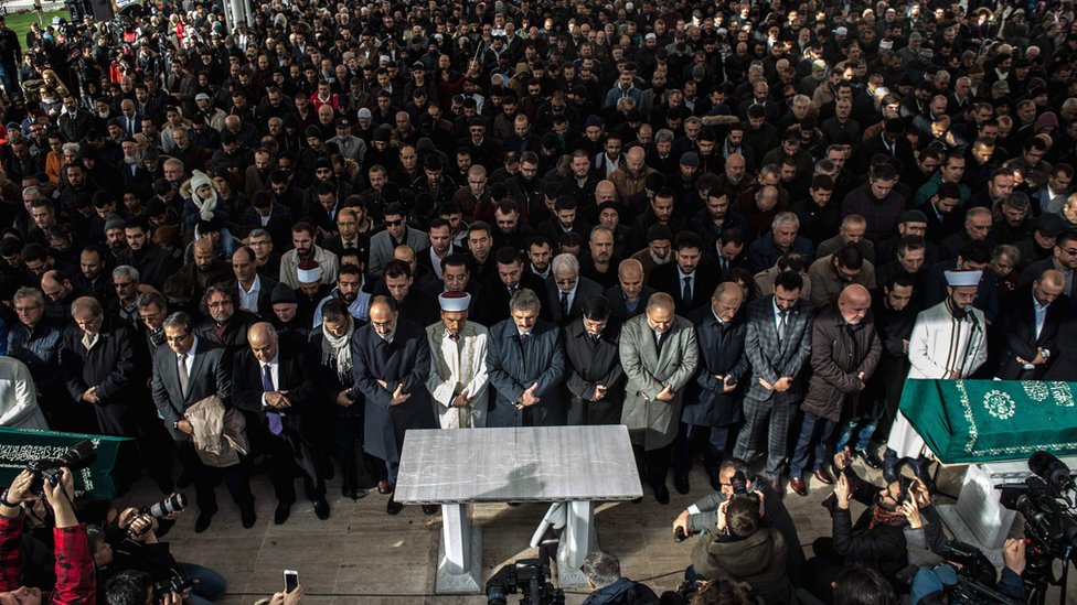 Un grupo de personas asiste a oraciones funerarias simbólicas en la Mezquita de la FE en Estambul, en memoria del periodista asesinado. 16 de noviembre de 2018