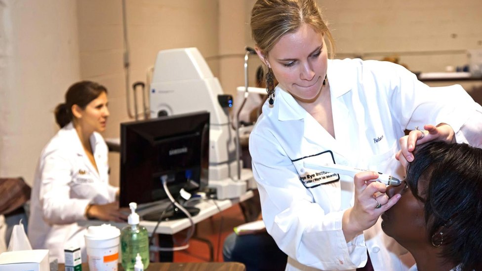 Las evaluaciones psicológicas son exigidas a muchos aspirantes a trabajos en Argentina. (Foto: Alamy) Jóvenes trabajadoras en un centro de belleza (Foto: Alamy)