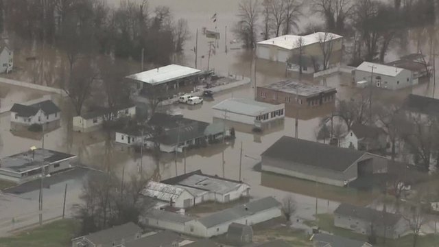 Missouri floods: Aerial footage of flooded streets - BBC News