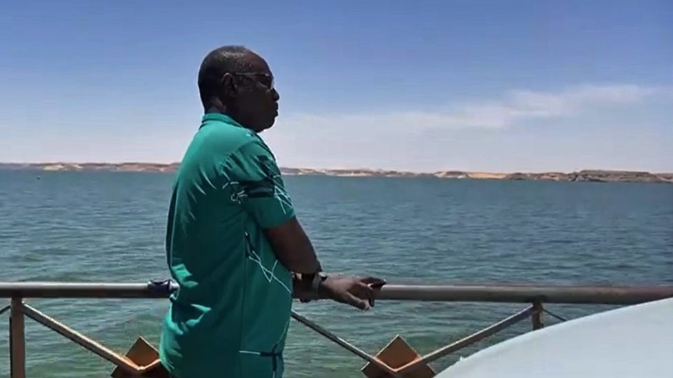 محمد عثمان ينظر إلى نهر النيل أثناء العبور بين السودان ومصر