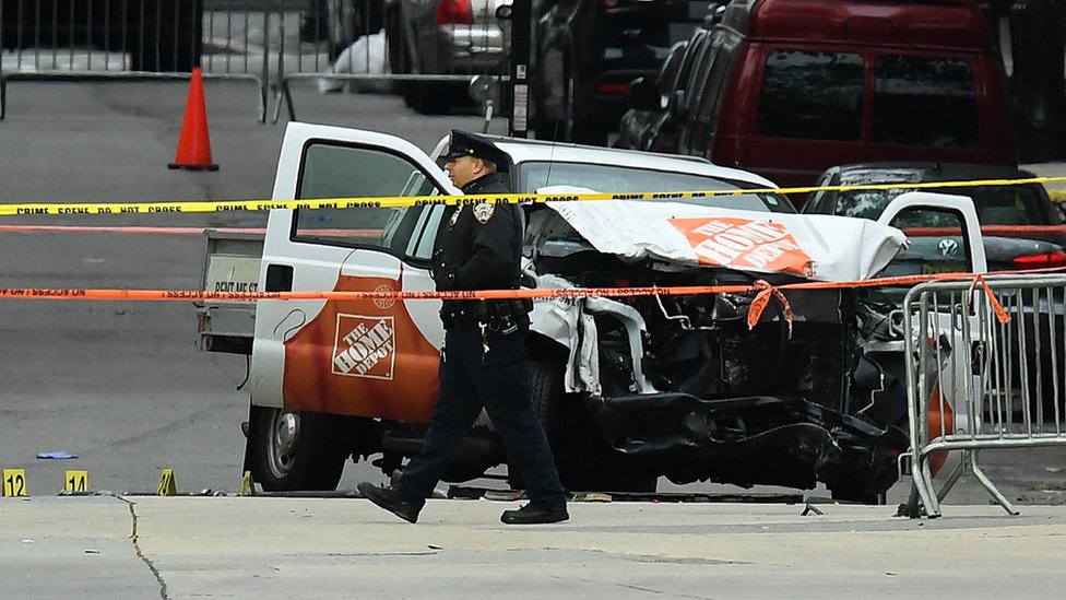 Sayfullo Saipov alquiló una camioneta de la tienda The Home Depot para perpetrar el ataque (Foto: AFP/Getty Images). Camioneta usada por el atacante en Nueva York.