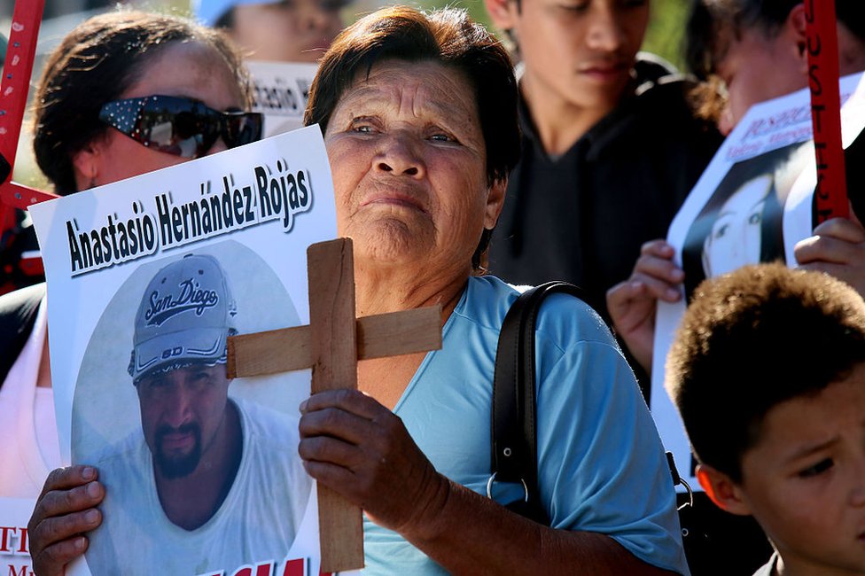 La madre de Anastasio Hernández Rojas sujeta un cartel con el nombre de su hijo durante una protesta para denunciar el uso de fuerza excesiva por parte de la Patrulla Fronteriza en San Ysidro, California, en la frontera de Estados Unidos con México, el 23 de febrero de 2013.