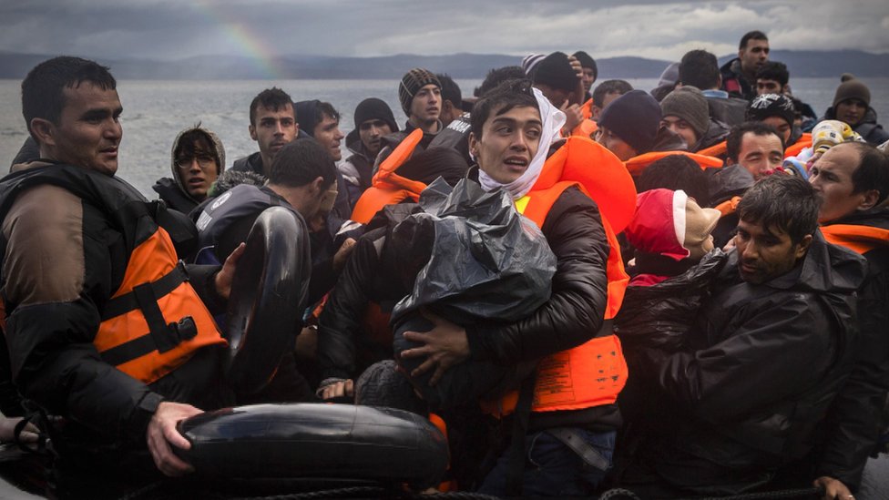Мигранты прибывают на греческий остров Лесбос после пересечения границы из Турции - 28 ноября