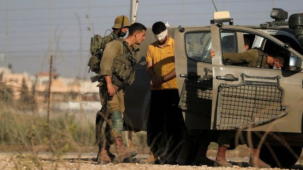 إسرائيل تعتقل فلسطينيين