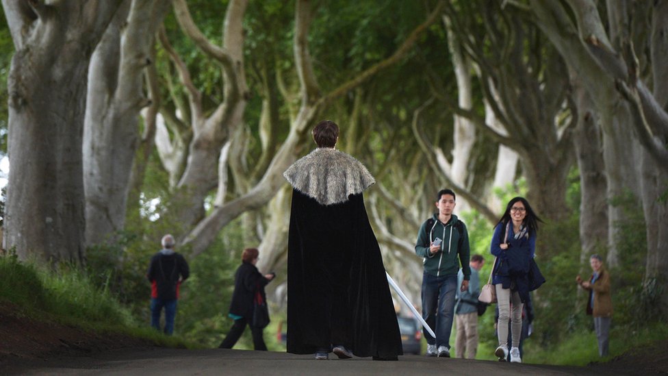 Туристы из Игры престолов посещают одно из самых известных мест в Северной Ирландии