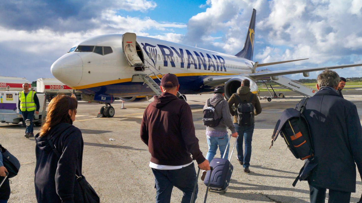Ryanair mulls bigger bonus for spotting oversized bags