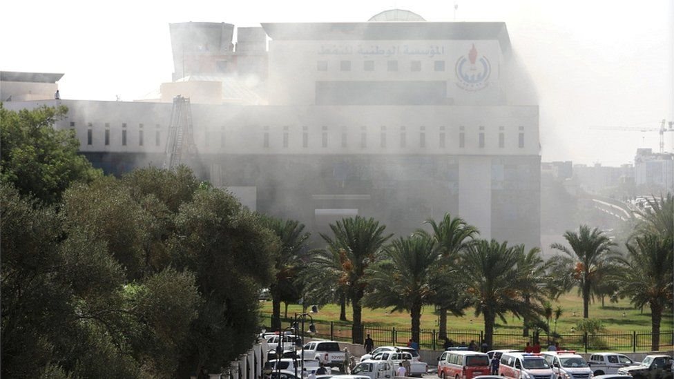 العنف في ليبيا: مسلحون يقتحمون مقر المؤسسة الوطنية للنفط