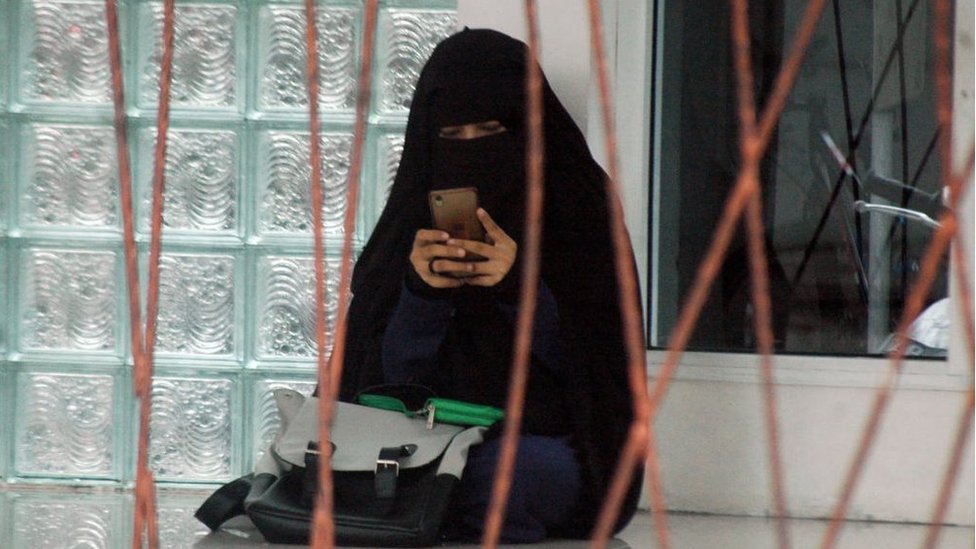 Para perempuan, baik dewasa maupun anak-anak yang tinggal di pemukiman yang disebut sebagai 'kampung santri