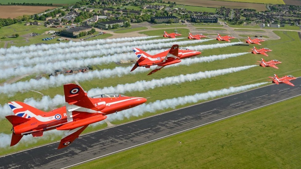 Красные стрелы летят над взлетно-посадочной полосой RAF Scampton