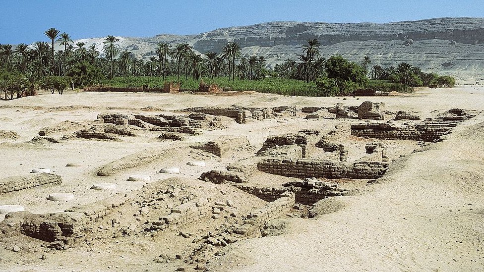 Sólo quedan huellas de la ciudad que fue el sueño realizado de Akenatón y Nefertiti. Ruinas de la ciudad.