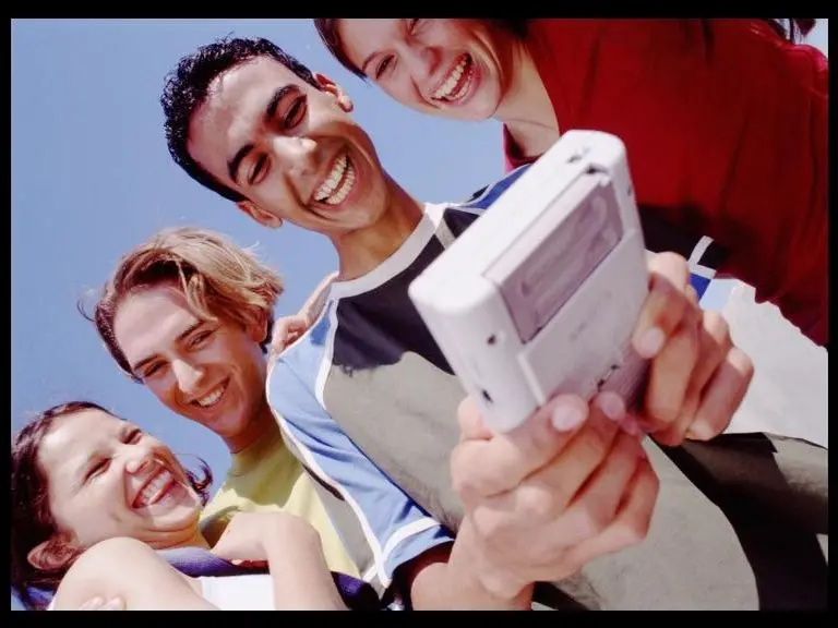 任天堂的Gameboy遊戲機是1990年代初年輕人中流行的便攜設備。