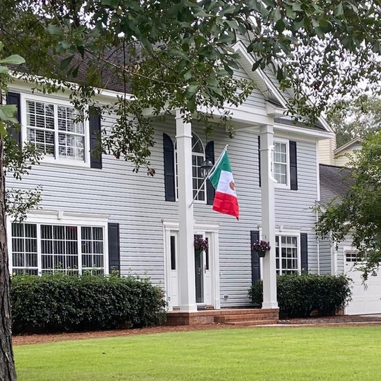 Una casa en Wilmington con una bandera mexicana