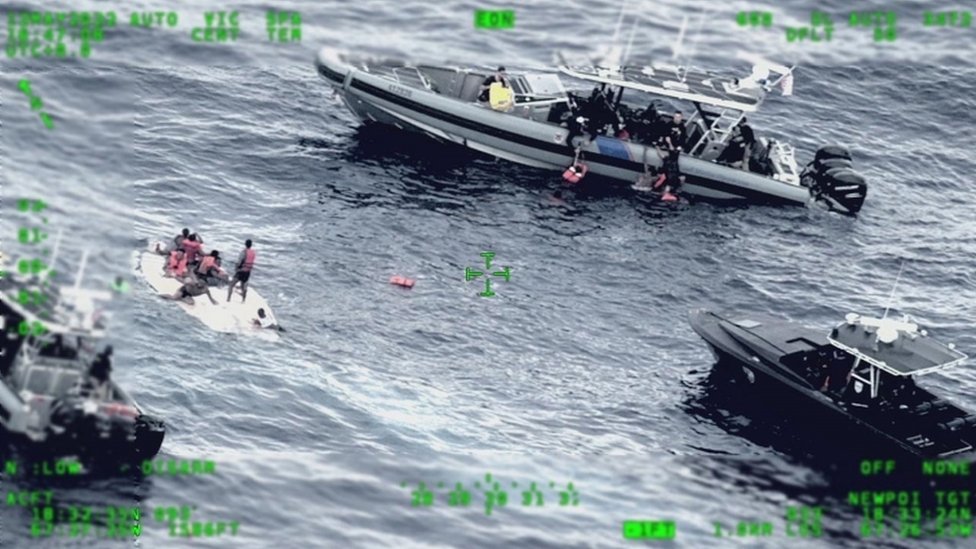 Esta imagen divulgada por las autoridades estadounidenses muestra las labores de rescate de la Guardia Costera.