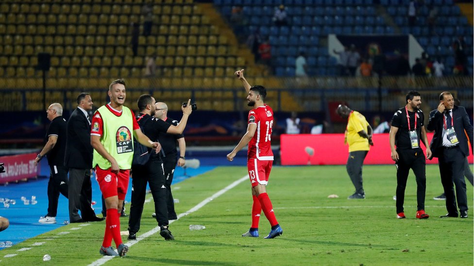 فرجاني ساسي يحيي المشجعين المصريين الذين ساندوه والمنتخب التونسي