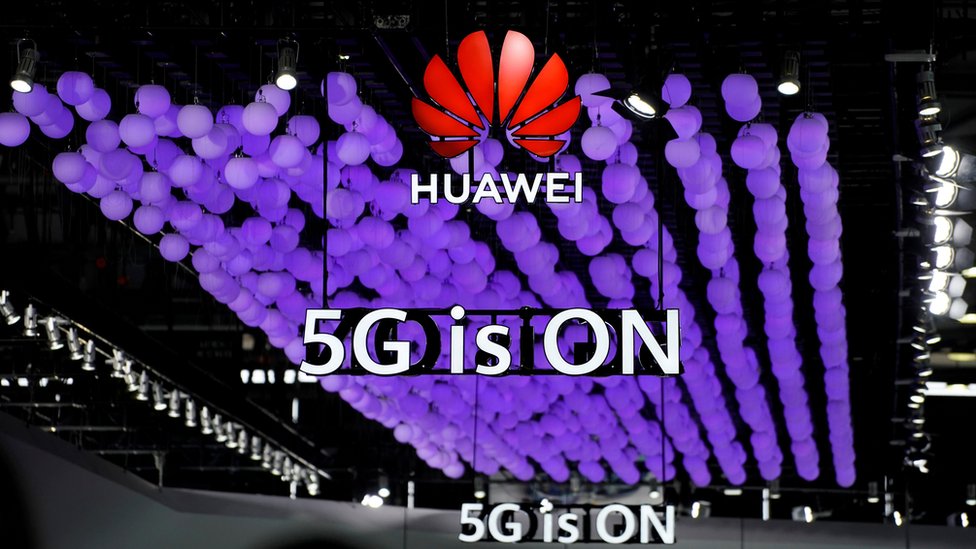 Знак Huawei 5G на выставке