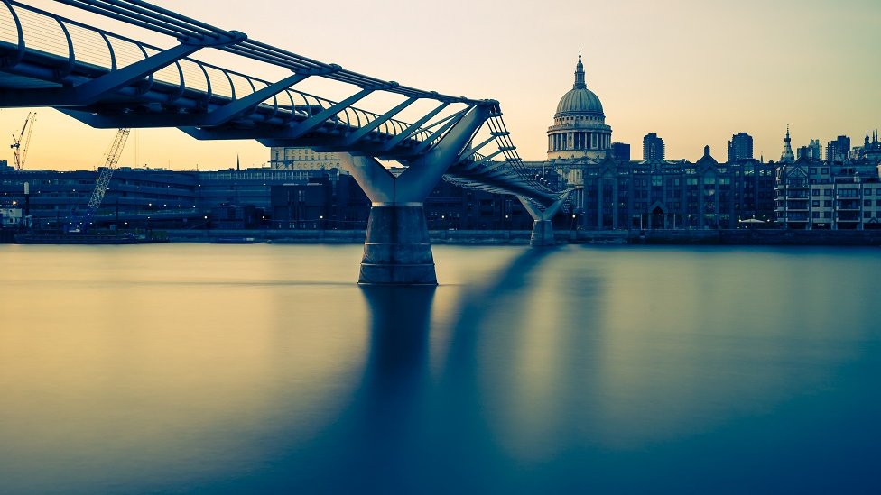 Panorama de la ciudad de Londres con el Támesis y la catedral de San Pablo