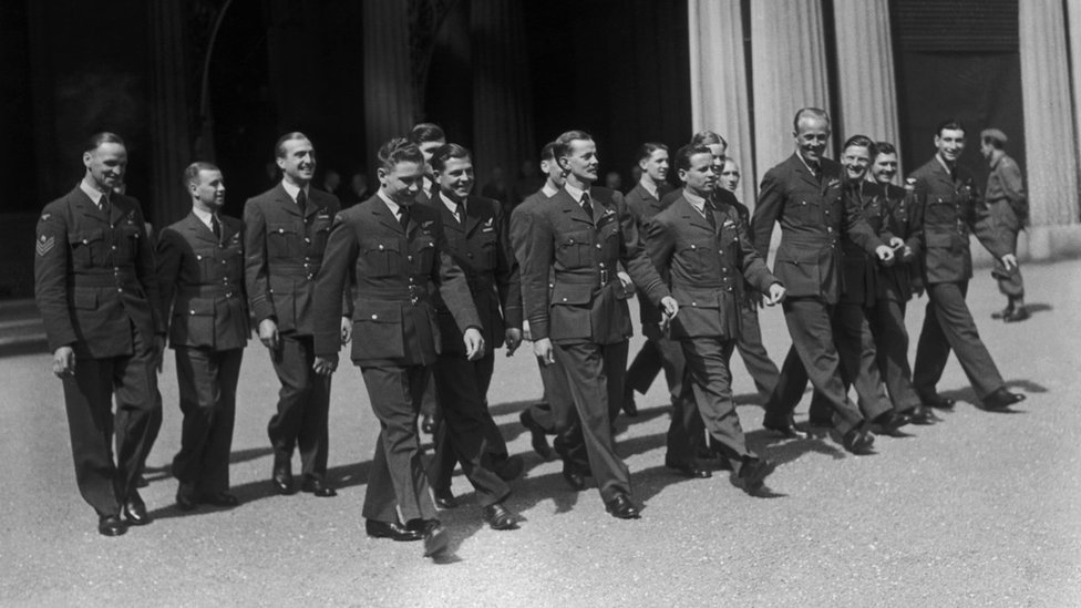 Командир крыла Гай Гибсон и члены его эскадрильи в Букингемском дворце