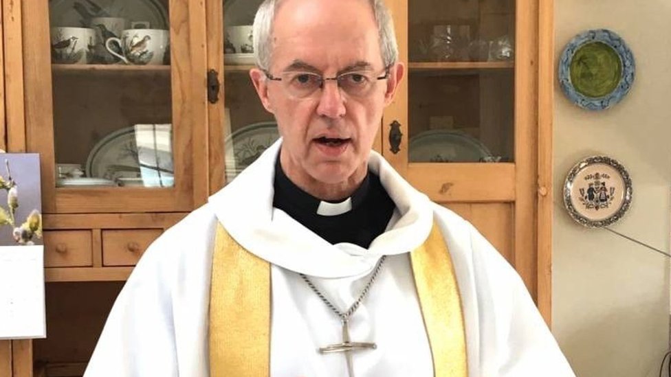 Архиепископ Кентерберийский Джастин Уэлби записывает свою проповедь в пасхальное воскресенье на кухне своей квартиры в Ламбет Палас в Лондоне