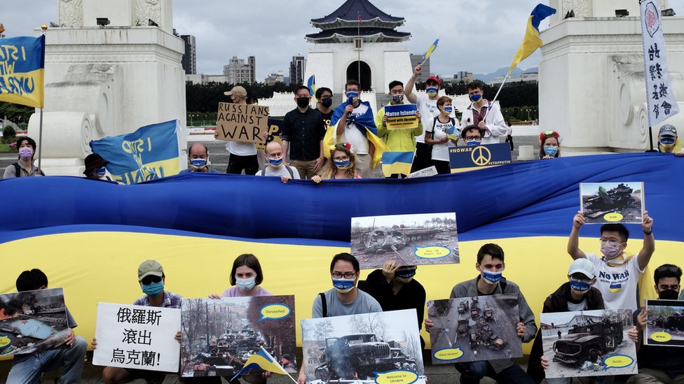 俄羅斯入侵烏克蘭在台灣社會引起"今日烏克蘭、明日台灣"的恐懼，圖為台北自由廣場的聲援集會。