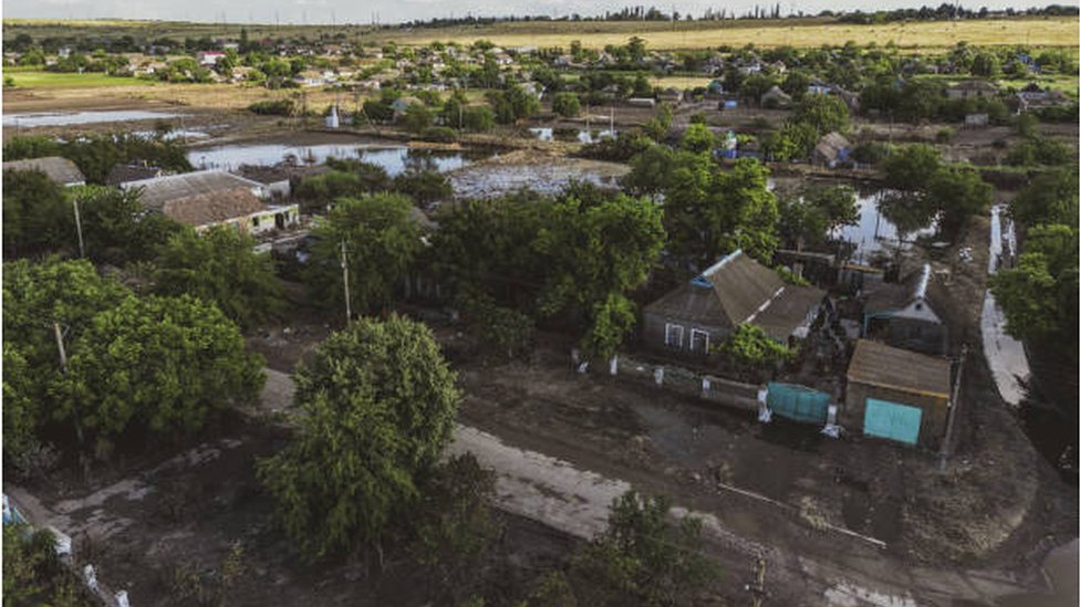 منازل في منطقة ميكولايف دمرتها مياه الفيضانات التي اجتاحت مساحات واسعة بعد تدمير سد كاخوفكا