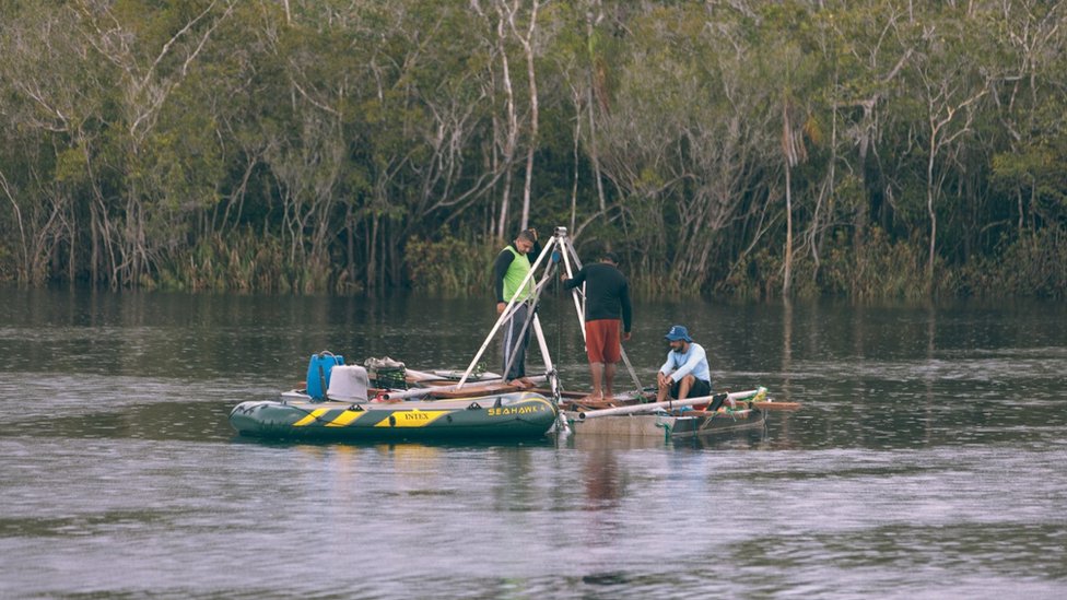 Pesquisadores em barco em lago da Amazônia
