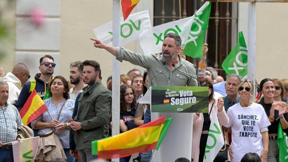 2023年5月21日，"民聲黨"主席聖地亞哥·阿巴斯卡爾在西班牙雷亞爾城參加政治集會。