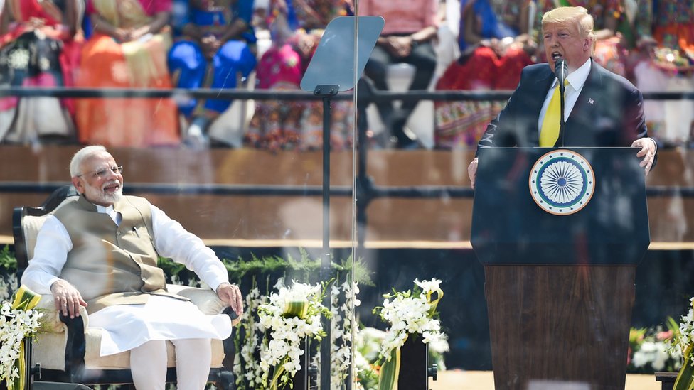 Дональд Трамп и Нарендра Моди на сцене во время выступления президента США