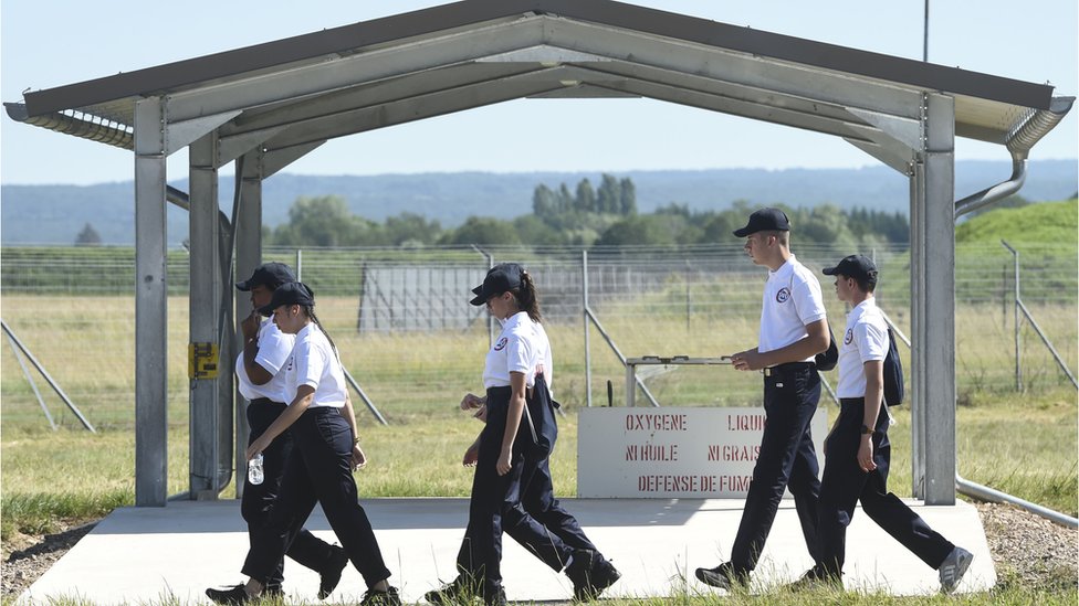 Молодые люди SNU (Service National Universel) гуляют по авиабазе Luxeuil-Saint Sauveur 116 в Сен-Совер, восточная Франция, 24 июня 2019 г.
