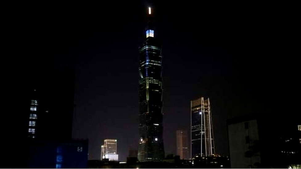 台北101大樓亮起烏克蘭國旗顏色