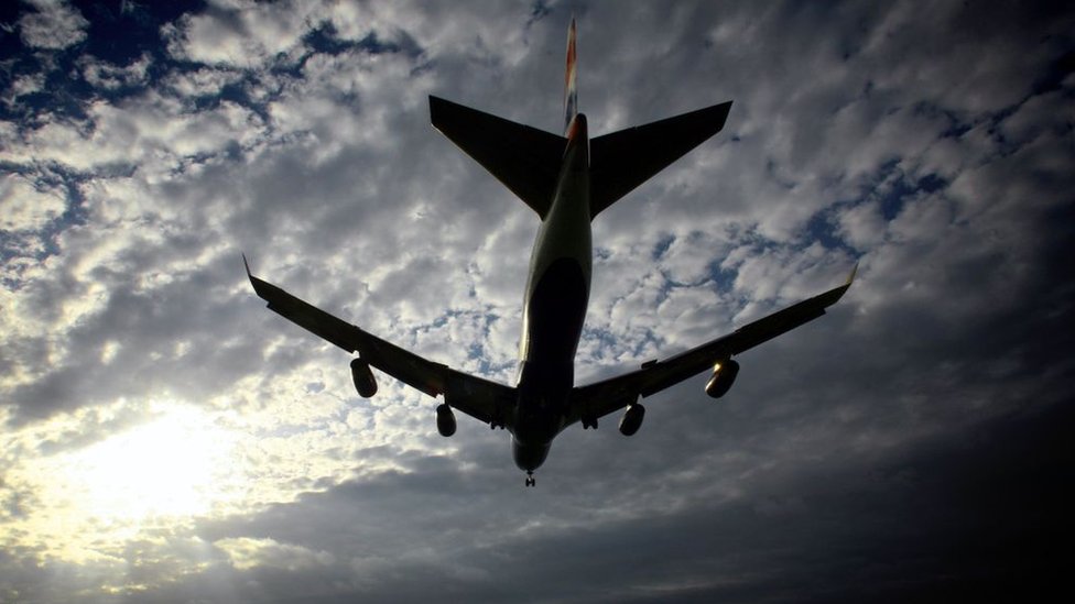Самолет приземляется в аэропорту Хитроу