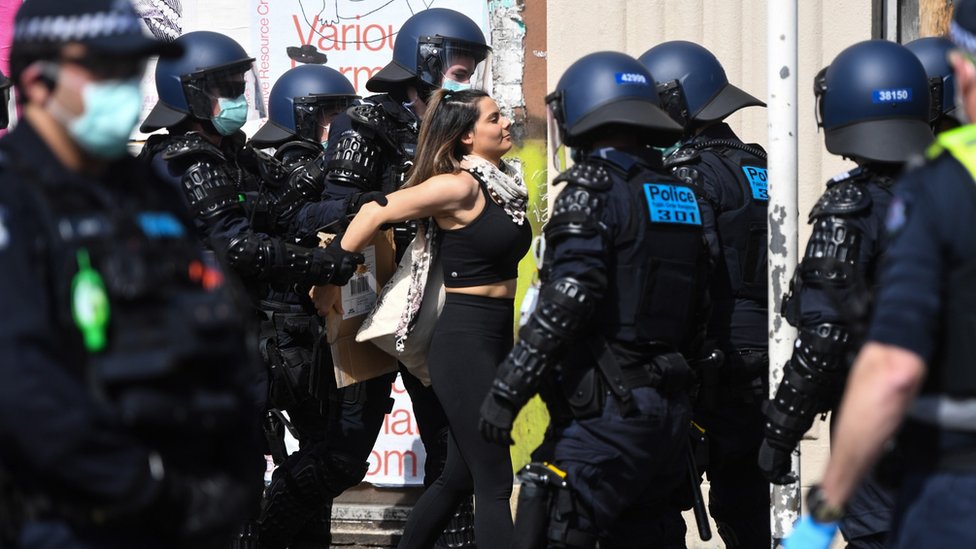 Протестующий арестован на демонстрации против изоляции в Мельбурне