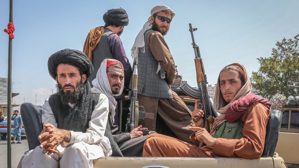 Talibanes en una camioneta en Kabul, Afganistán