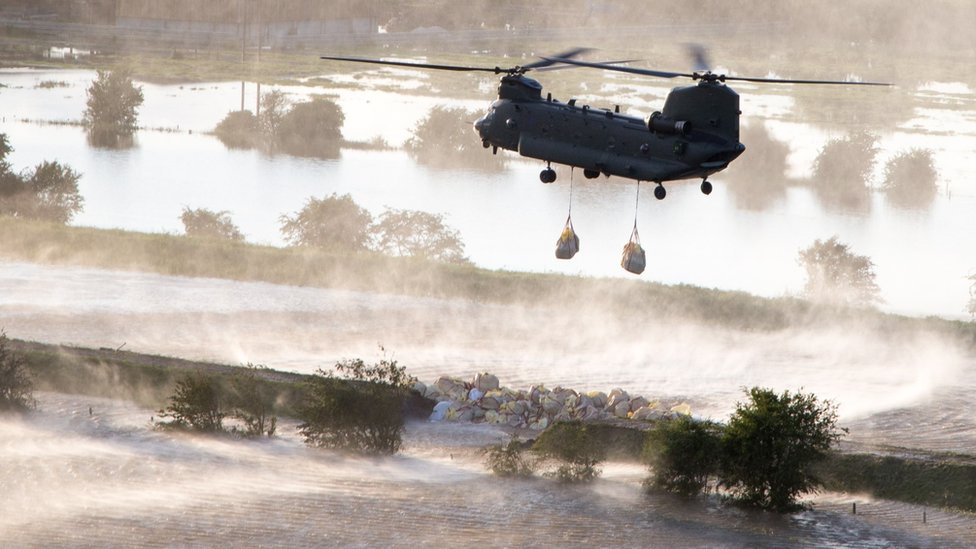 RAF Chinook сбрасывает балласт