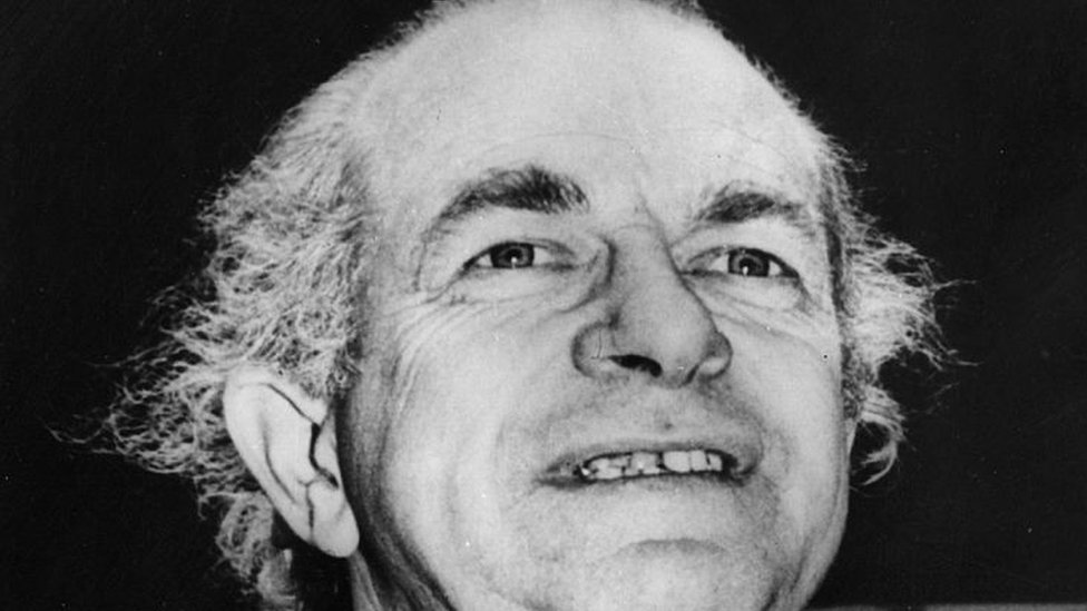 Linus Carl Pauling sorrindo em foto em preto e branco
