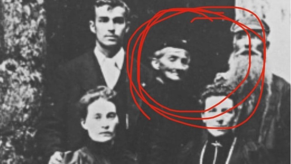 Старая фотография сотрудников замка Гврих со старухой в кружке