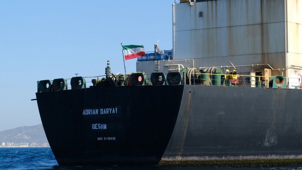 На этом фото из файла, сделанном 18 августа 2019 года, иранский флаг развевается на борту нефтяного танкера Adrian Darya, ранее известного как Grace 1, у побережья Гибралтара.